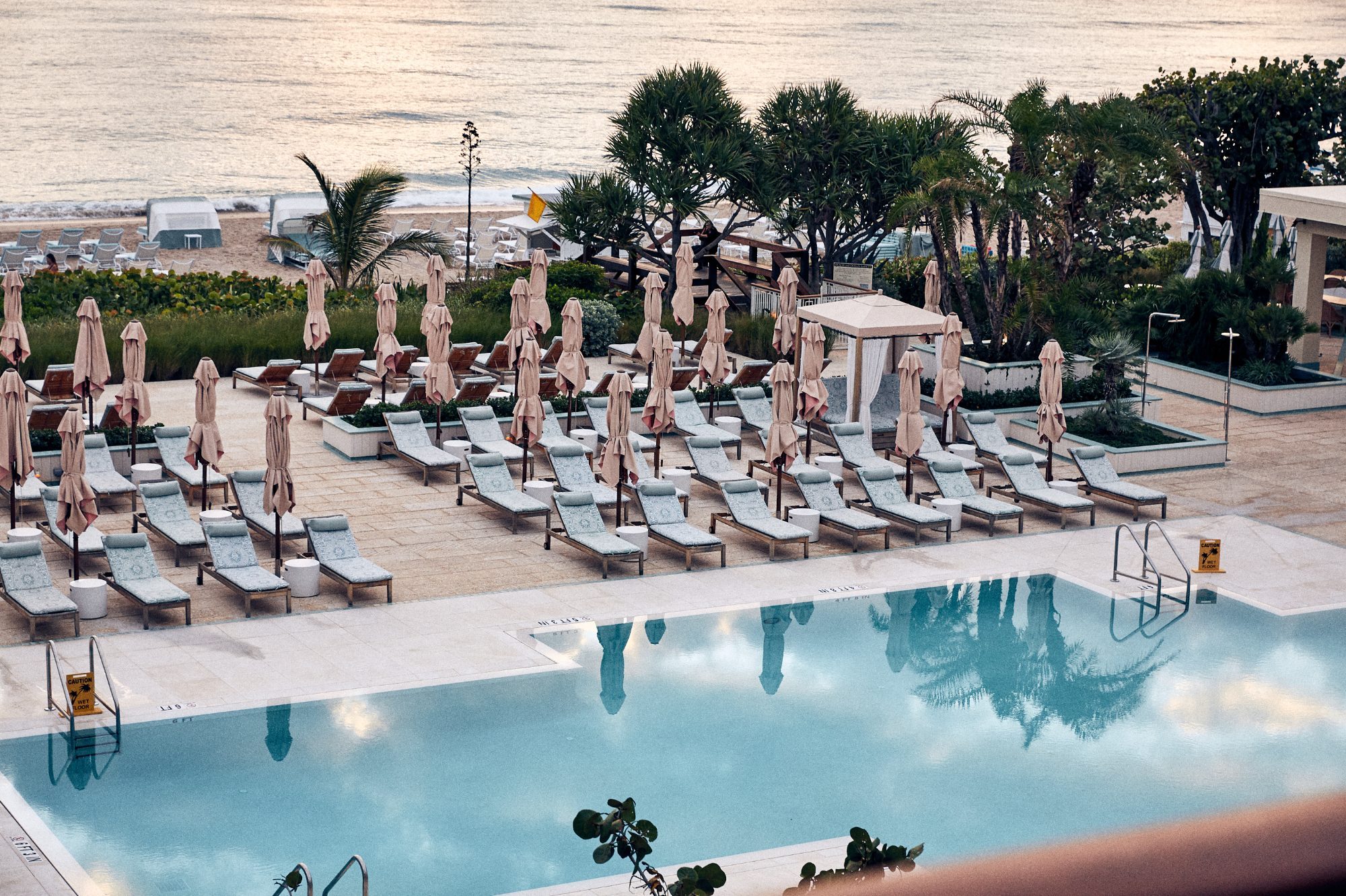 Four Seasons Hotel Palm Beach — photograph 1